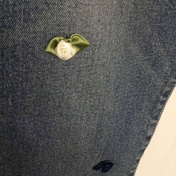 NWT William Rast Sweet Mama cropped, distressed Jeans Size 28 flower buds sewn - Picture 3 of 8